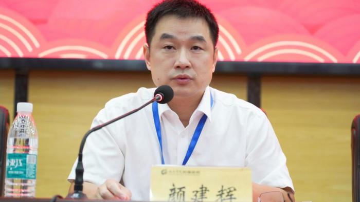 江南娱乐网址登录
（临床学院）举办庆祝第40个教师节暨优秀教师表彰大会1 (2).jpg