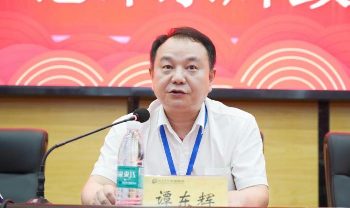 江南娱乐网址登录
（临床学院）举办庆祝第40个教师节暨优秀教师表彰大会1 (3).jpg