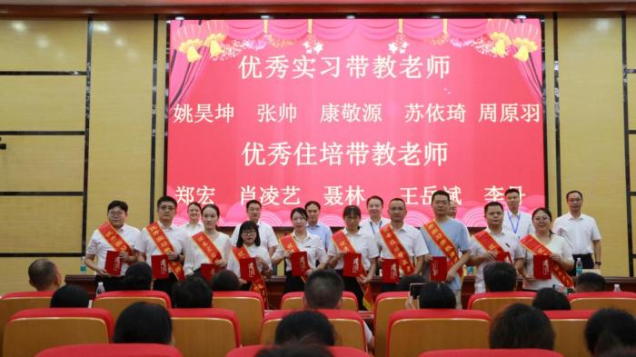 江南娱乐网址登录
（临床学院）举办庆祝第40个教师节暨优秀教师表彰大会1 (6).jpg