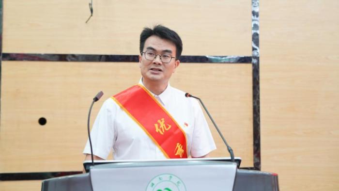 江南娱乐网址登录
（临床学院）举办庆祝第40个教师节暨优秀教师表彰大会1 (9).jpg