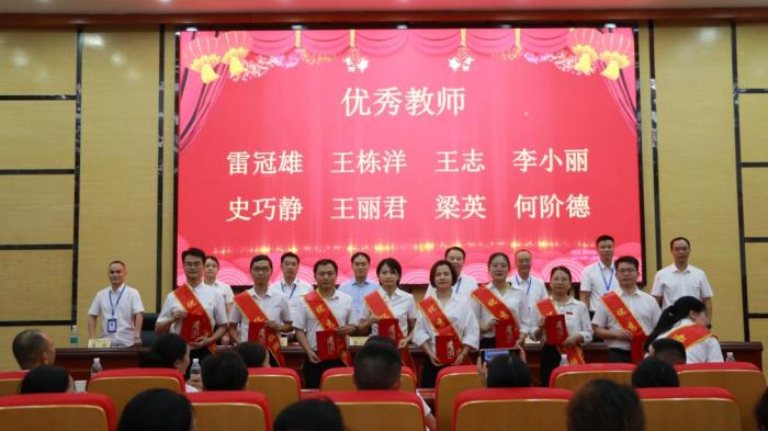 江南娱乐网址登录
（临床学院）举办庆祝第40个教师节暨优秀教师表彰大会1 (7).jpg