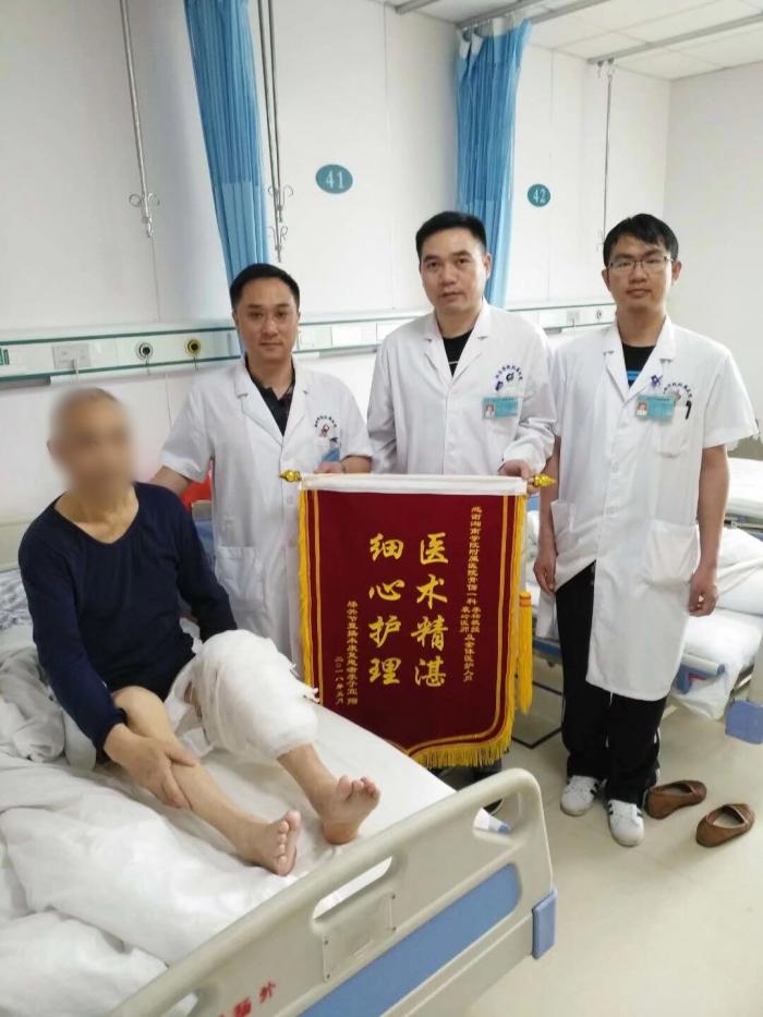 病房里的青春灯塔1 (2).jpg