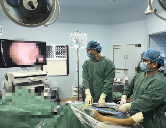 全市首例！关节镜跖筋膜松解术，助足跟痛患者重获“轻松步履”1 (2).jpg