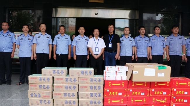 【送清凉】江南娱乐网址登录
院领导率队走访慰问公安干警